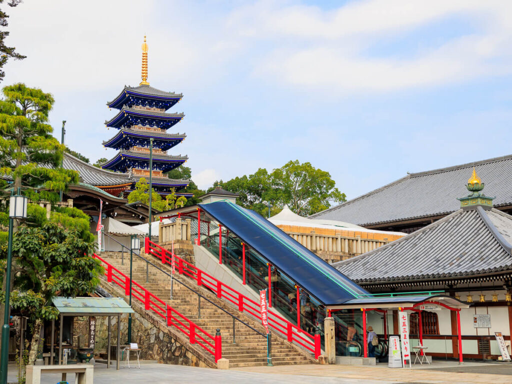 中山寺の五重塔と正面階段